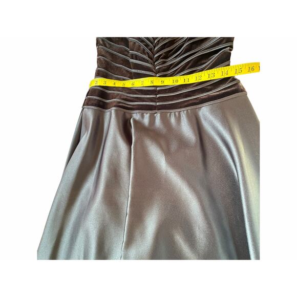 Tadashi Black Velvet and Satin Collared Formal Dress - Size 10 - Picture 16 of 16